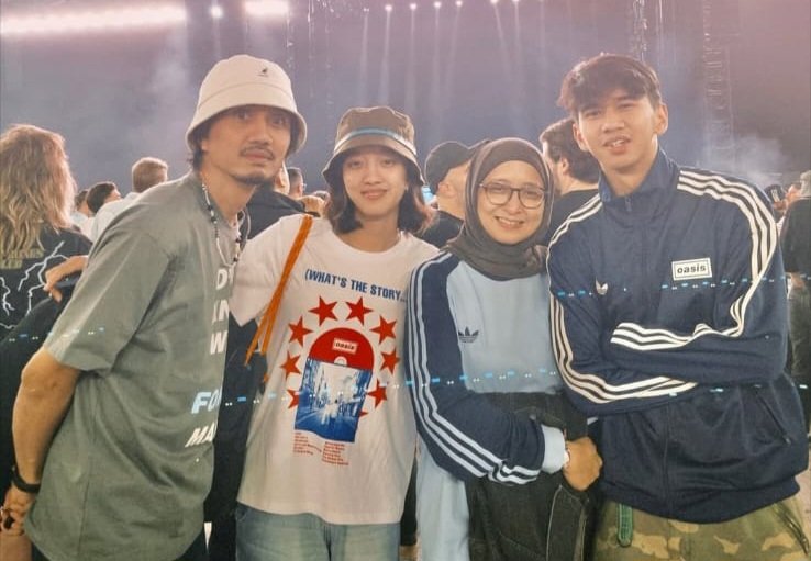Duta Sheila On 7 Kenang Momen 16 Tahun Nonton Oasis Bareng Keluarga