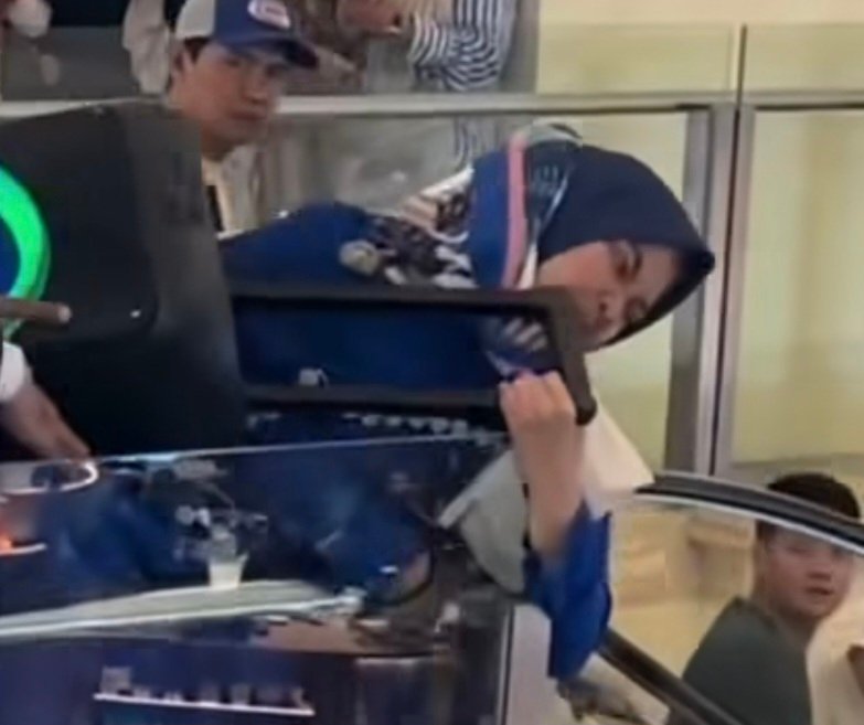 Bawa Speaker dan Mic, Aksi Emak-emak Bikin Ricuh di Konser Afgan