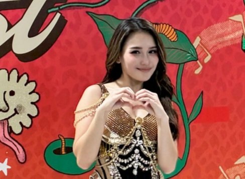 Ayu Ting Ting Tak Lagi Jomlo, Manggung Ditemani Pacar
