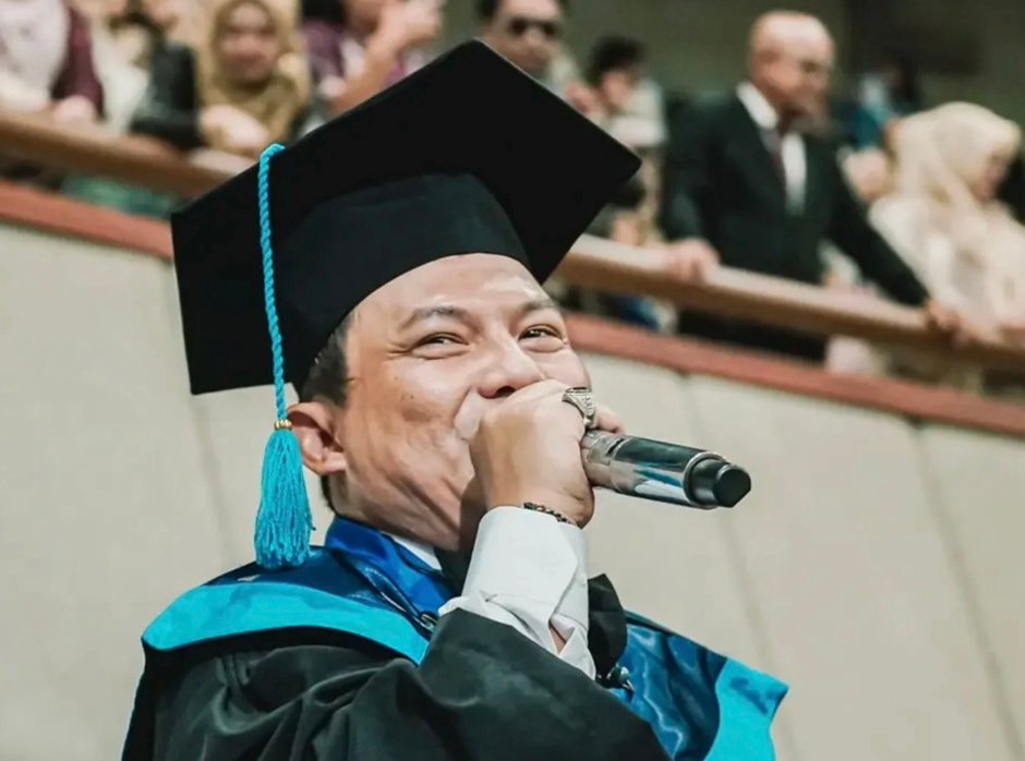 Selamat! Faank Wali Resmi Wisuda S2, Bukti Semangat Belajar Tak Kenal Usia